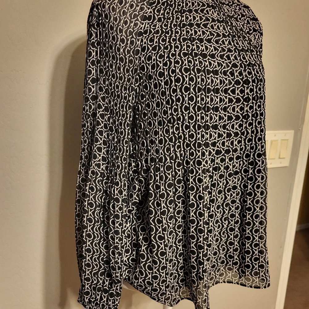 Calvin Klein Tops | Printed Pleated Blouse Black/White CK Logo Size: Medium NWT - Picture 4 of 9